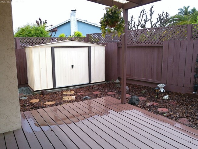 Building Photo - 726 Almond Dr