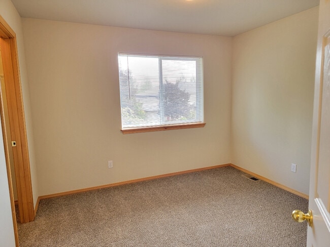 Building Photo - 1085 Golden Pheasant Dr