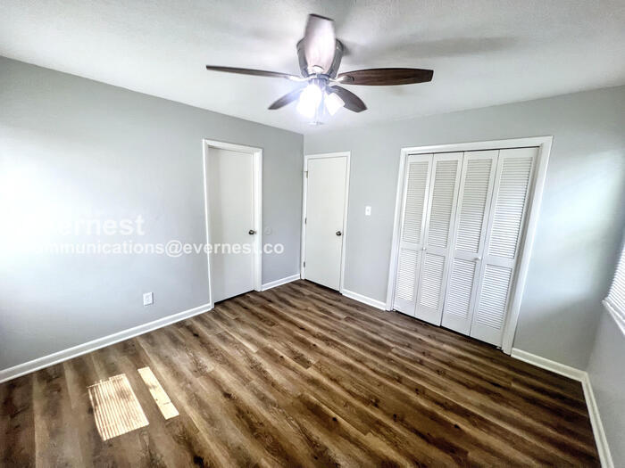 Building Photo - 605 Blaine Dr SW