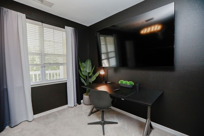 Building Photo - Riverside  Condo-RARE-Ready Jan 26