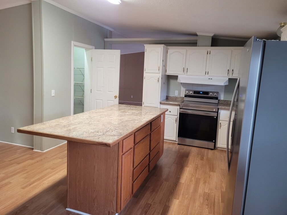 Building Photo - 22696 Lakeway Hbr