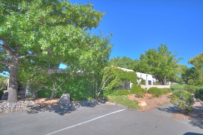 Building Photo - 9651 Village Green Dr NE