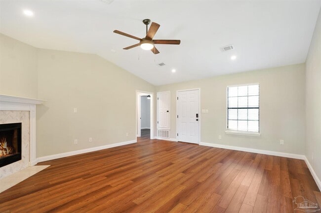 Building Photo - 323 Twisted Oak Dr