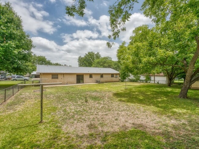 Building Photo - 207 McGee Trail