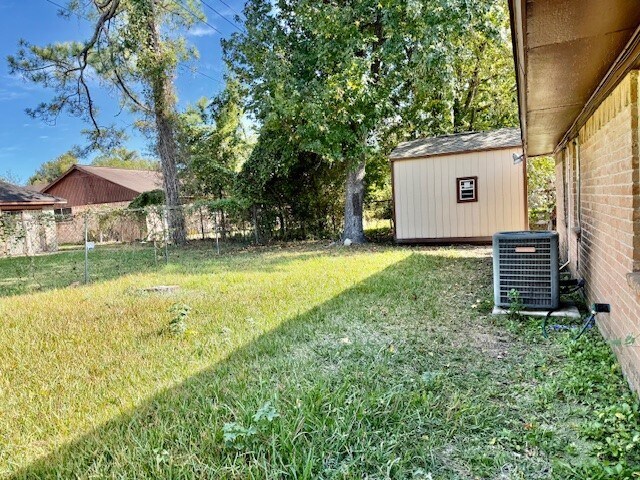 Building Photo - 7907 Locksley Rd