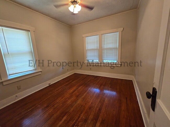Building Photo - 615 S Volutsia Ave