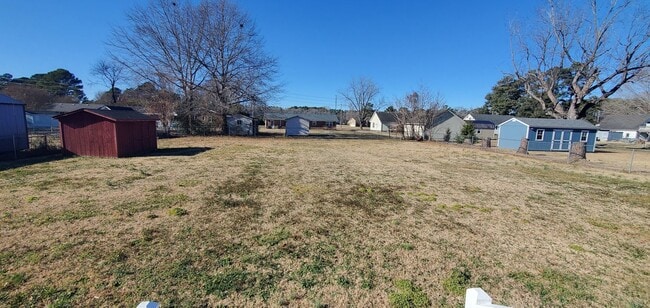 Building Photo - Spacious Home Ready For Move In
