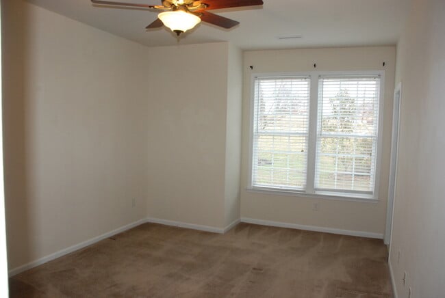 Building Photo - Well Maintained Townhome in Colonial Heritage in Williamsburg