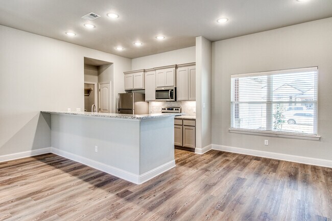 Building Photo - 2900 Clover Dr