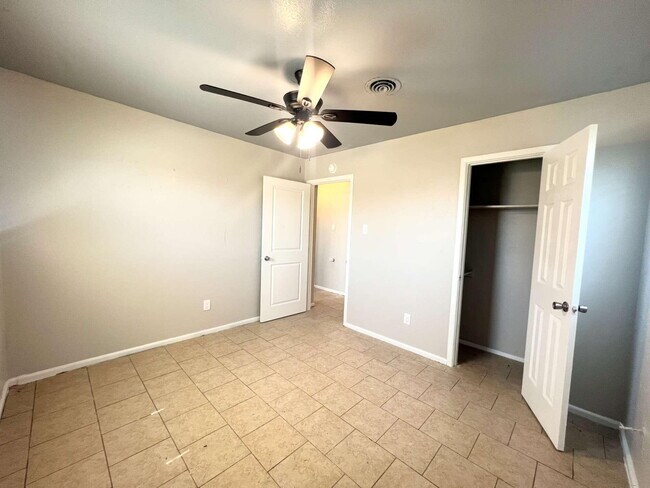 Building Photo - 1711 E 1st St