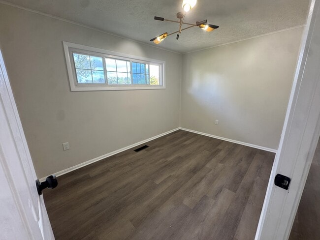 Building Photo - 1708 Syracuse Dr