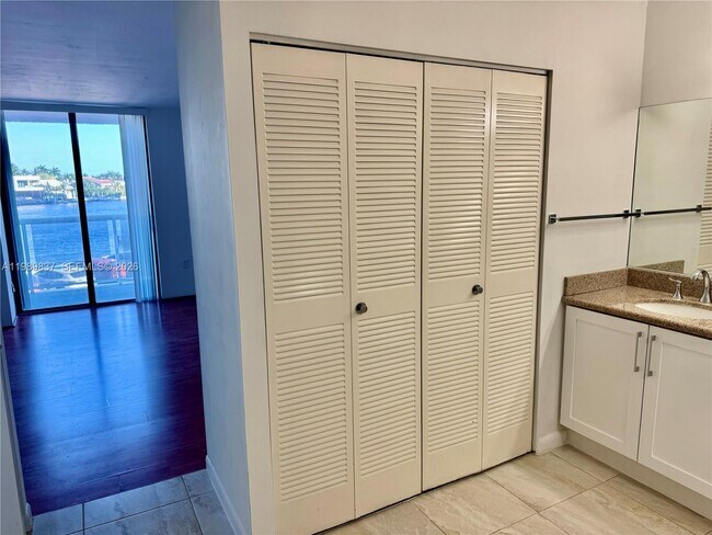 Building Photo - 20515 E Country Club Dr