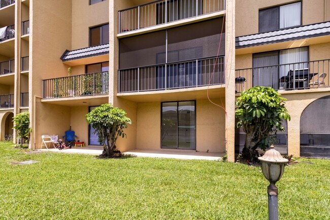 Building Photo - 2820 Tennis Club 204 Dr