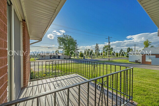 Building Photo - 2233 S 200 W