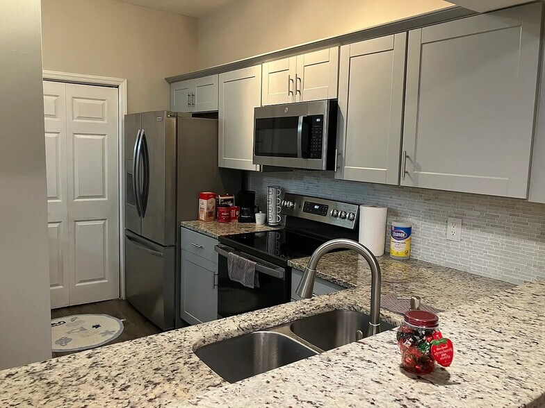 Building Photo - Room in Condo on Winterpointe Ln
