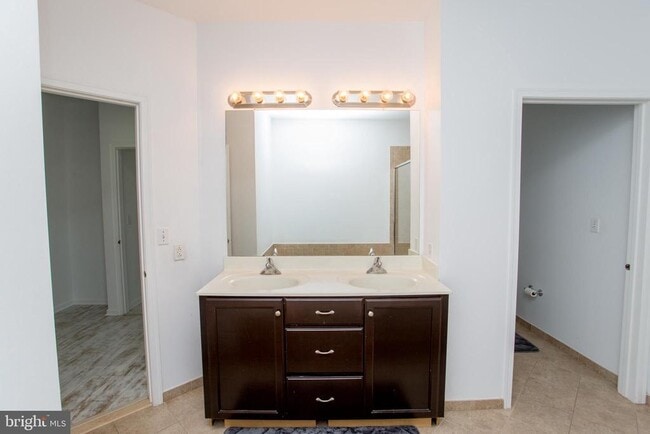 Building Photo - 523 Carson Terrace