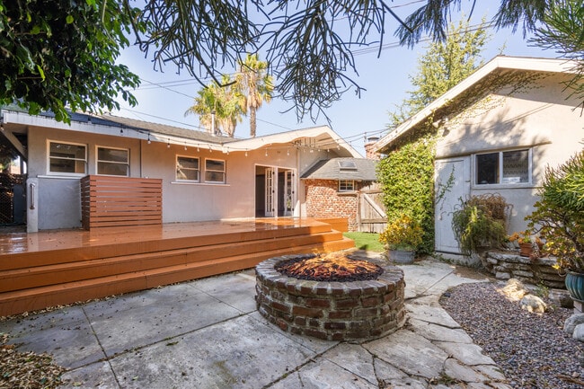 Building Photo - 2624 E 8th St