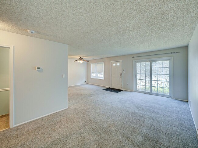 Building Photo - 96 Versailles Ct