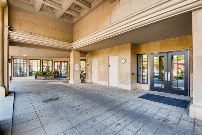 Building Photo - Immediate Availability! 2 bed/2 bath condo...