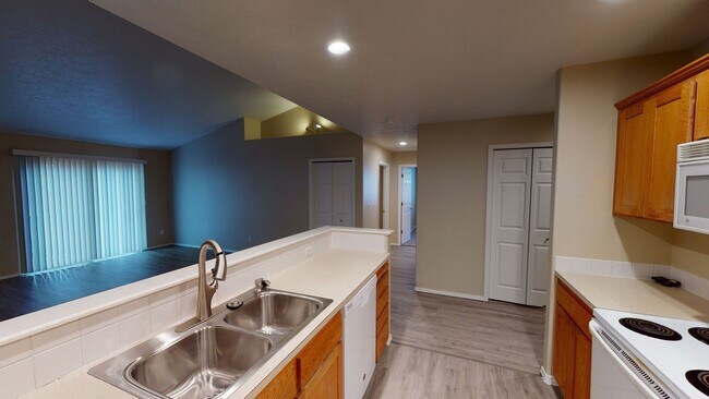 Building Photo - Single Level  House in Sandy- Great Open Floor Plan- Pet Friendly!