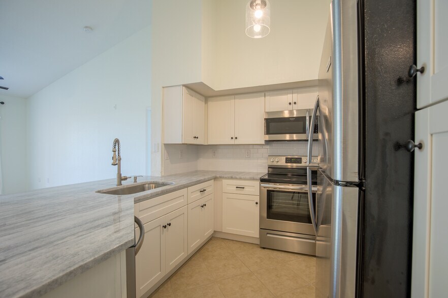 Building Photo - 4106 Central Sarasota Pky