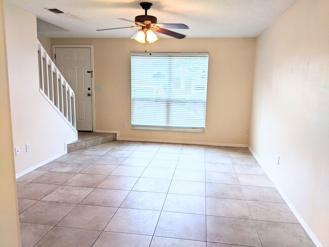 Building Photo - Well kept 2 bed/2.5 baths Townhome in the ...
