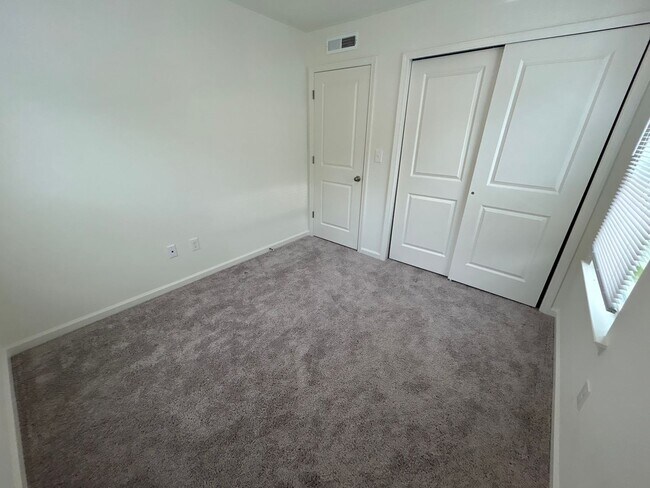 Building Photo - 3 Bedroom | 2.5 Bathroom End Unit Raleigh ...