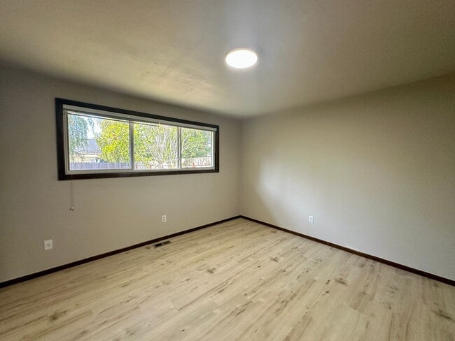 Building Photo - Remodeled Three Bedroom Home in Keizer
