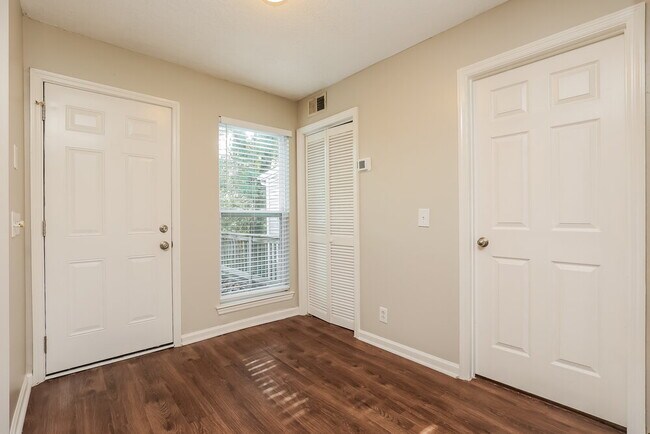 Building Photo - 747 Lake Terrace Dr