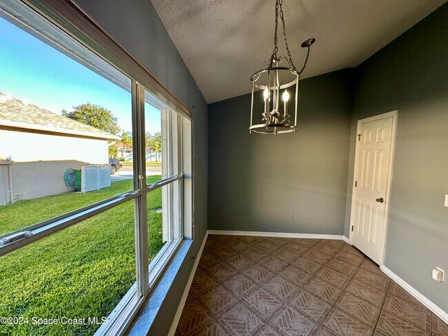 Building Photo - 2461 Stratford Pointe Dr