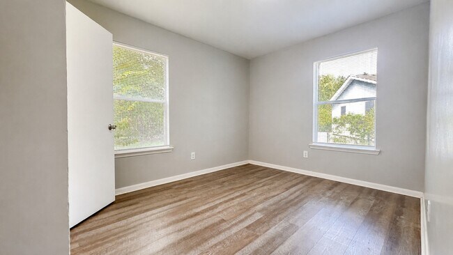Building Photo - 9406 Alcala