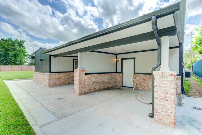 Building Photo - 2127 Maximilian St