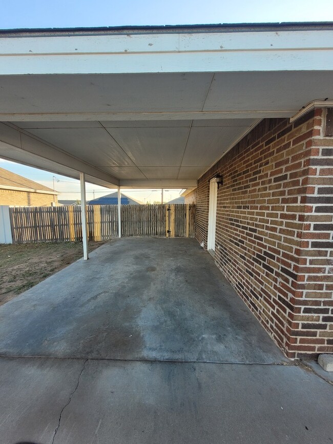 Building Photo - 3 bed 2 bath home with carport, move in re...