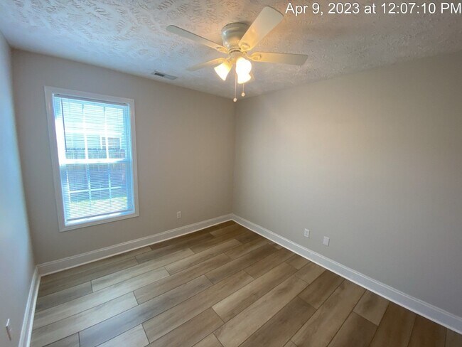 Building Photo - 2126 Queen Elizabeth Ln