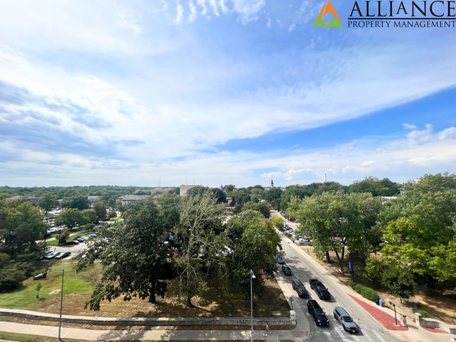 Building Photo - Maintenance Free Living ~ Close to KSU & Aggieville ~ Pet Friendly