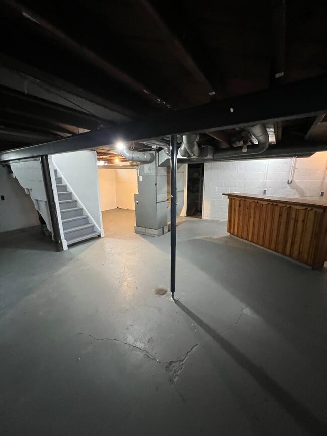 Building Photo - 15818 Maplewood Ave