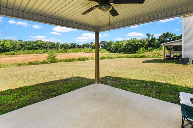 Building Photo - Pet Friendly Three Bedroom!