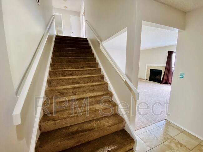 Building Photo - 2204 Lupine Rd