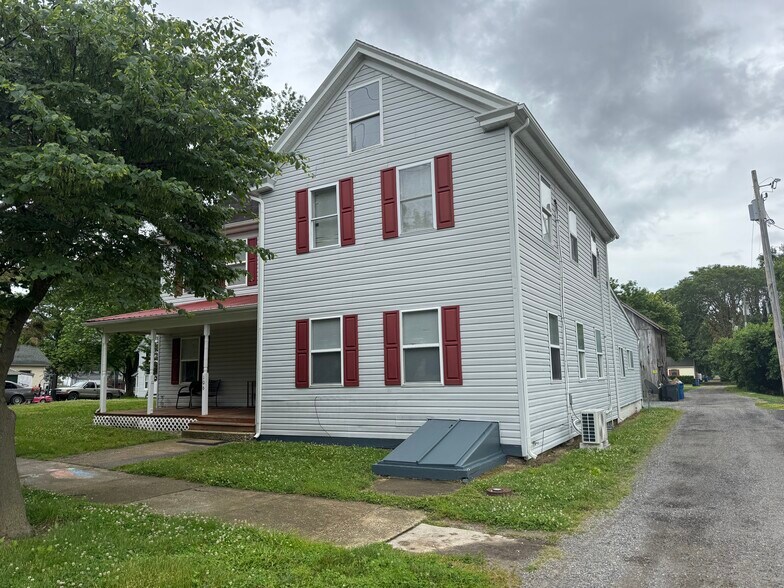 Primary Photo - 106 W Railroad Ave
