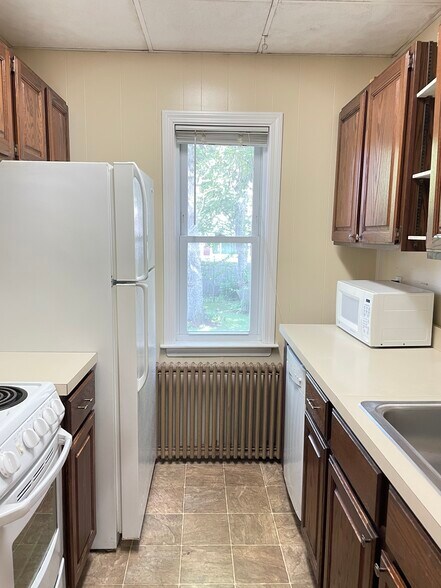 Kitchen - 637 Dix St