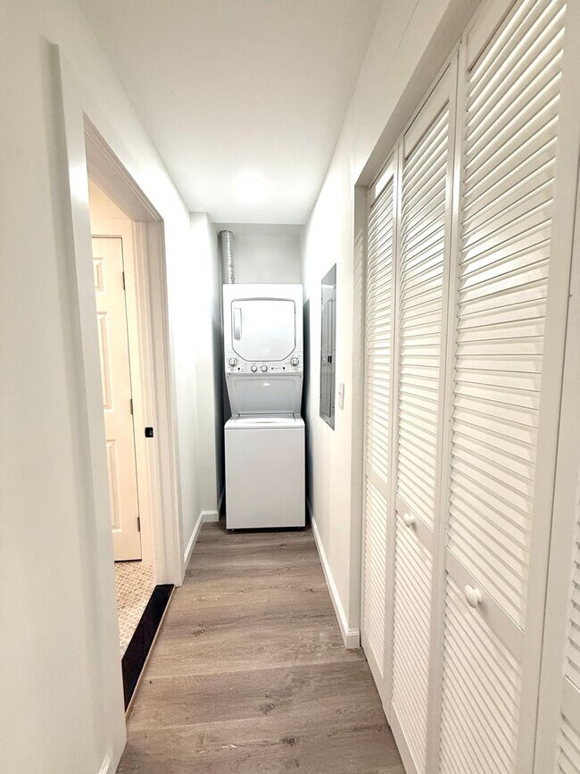 Building Photo - Bright, Modern & Fully Renovated 1-Bedroom...