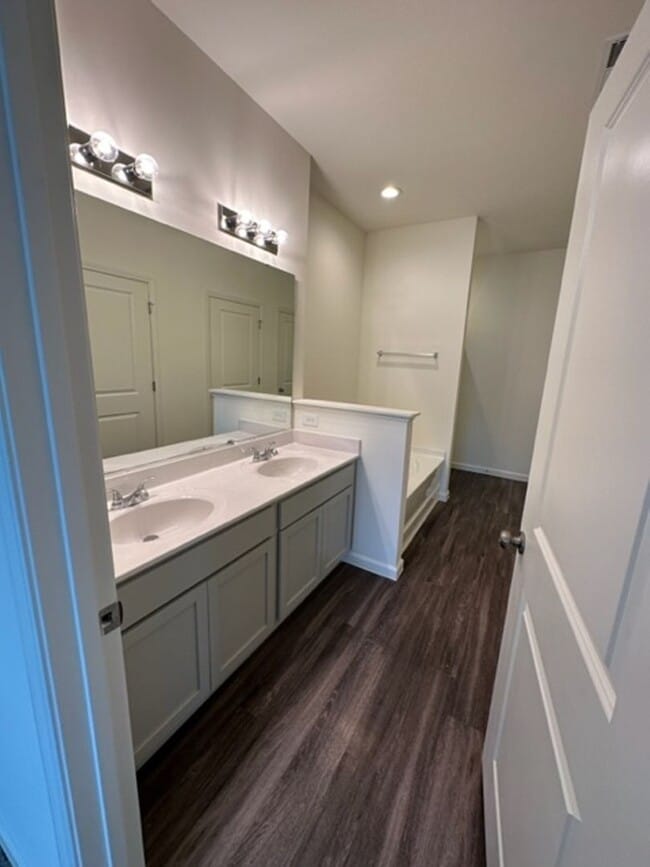 Building Photo - Townhouse / Whitsett