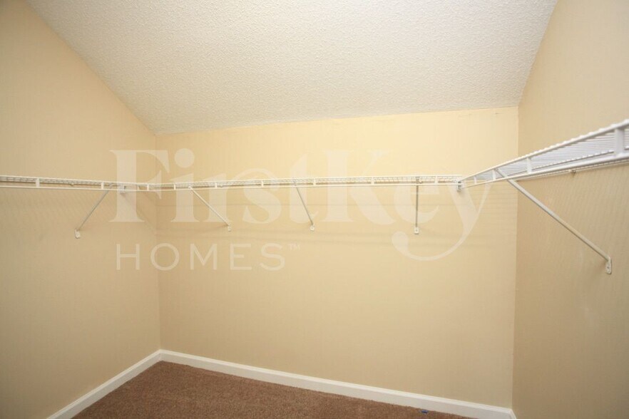 Building Photo - 906 Grassy Patch Ln