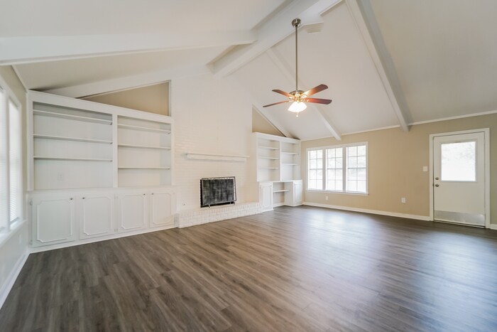 Building Photo - 209 Spanish Oak Dr