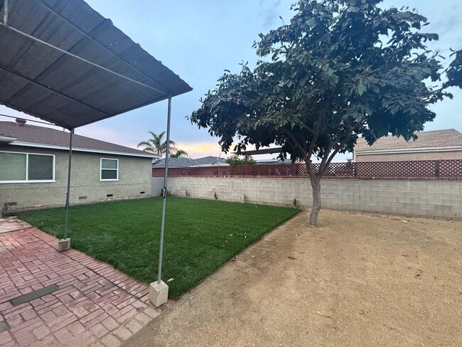 Building Photo - Spacious 3BR 1BA on 5th & I St! Large hous...