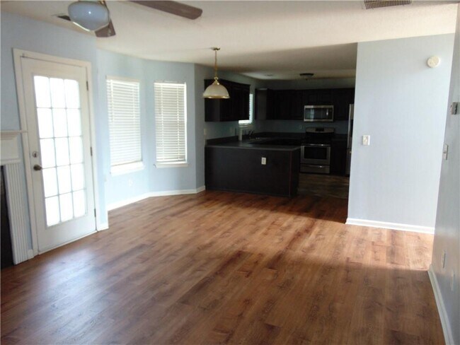 Building Photo - 611 Dove Ln