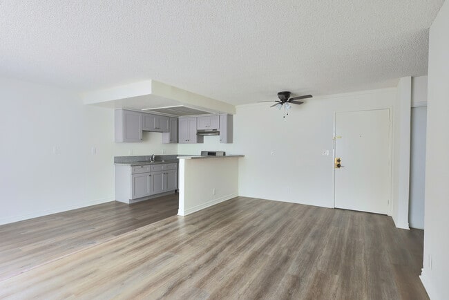 Building Photo - 2928 Leeward Ave