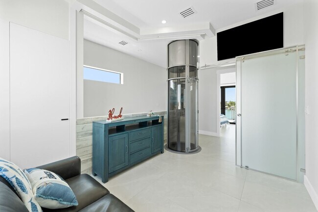 Building Photo - 247 Pescayo Ave