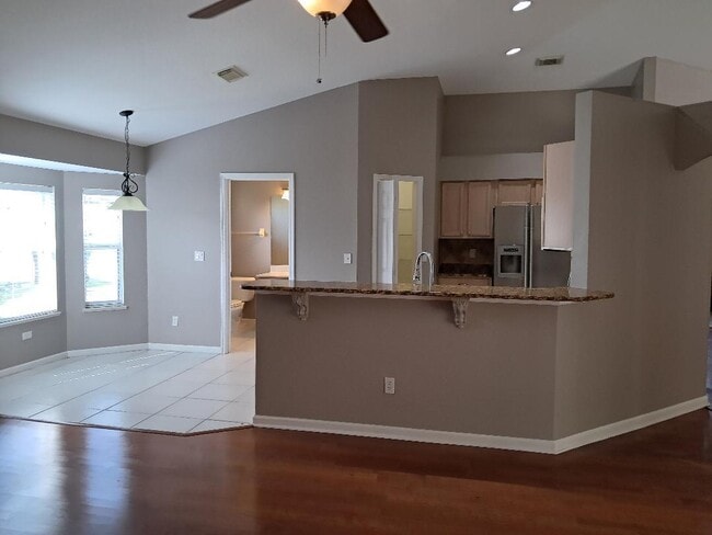 Building Photo - 242 SW Amesbury Ave