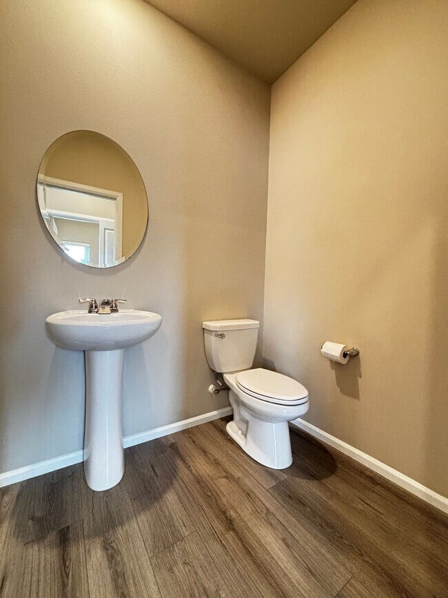 Building Photo - Wonderfully maintained Sunrise Townhome